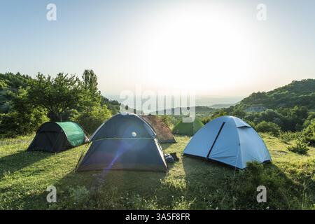 Beaucoup de tentes dans la montagne.. Concept extérieur. Soleil matin dans la forêt Banque D'Images