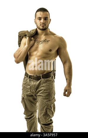 Bodybuilder masculin musclé confiant pendant la phase de gonflement ou la période de masse, posant isolé sur blanc Banque D'Images