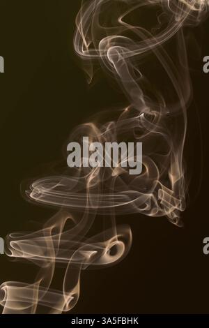 La fumée sur fond noir. Tourbillons et art Banque D'Images
