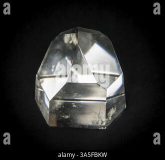 Gros plan de pierre de quartz blanc taillé sur une surface sombre Banque D'Images