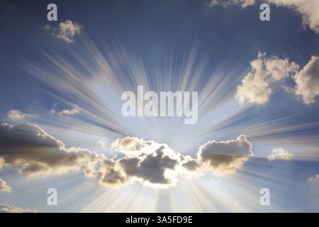 Coucher de soleil scintillant sur la mer Rouge. Le ciel bleu foncé et les nuages faciles Banque D'Images