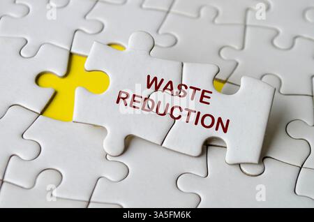 Texte de réduction des déchets sur puzzle. Concept d'amélioration des processus. Banque D'Images