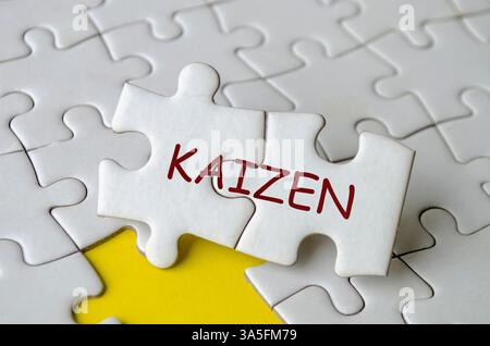 Texte Kaizen sur puzzle qui représente le changement pour le mieux par de petits gains réguliers et cumulatifs. Banque D'Images