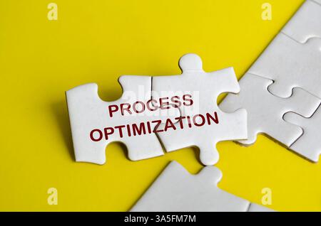 Texte d'optimisation de processus sur puzzle représentant le concept d'amélioration de processus. Banque D'Images