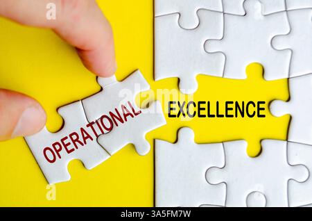Texte d'excellence opérationnelle sur puzzle représentant la stratégie commerciale et le concept d'amélioration Banque D'Images