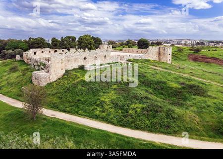 Printemps en Israël. Les collines du parc Yarkon. Les vestiges des murs de la forteresse de tel Afek qui existait il y a deux mille ans. Fusillade d'un bir Banque D'Images