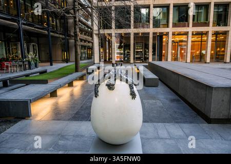 Londres, Royaume-Uni. 22 mars 2025. PÈRE, 2025, de David Breuer-Weil installé dans le quartier Fleet Street, Londres. La sculpture fait partie d'une installation à Londres pour The Big Egg Hunt 2025, une collaboration entre Clarence court et The Elephant Family. Plus de 100 œufs décorés de 2 pieds à grande échelle seront exposés du 24 mars au 27 avril 2025 dans le cadre d’un sentier gratuit. Les membres du public pourront « collecter les œufs », ils trouveront, en les cochant sur une application gratuite qui dévoilera les prix en cours de route et sera disponible en téléchargement à partir du 24 mars 2025. Crédit : Guy Banque D'Images
