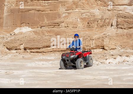 Profitez d'une expérience aventureuse de safari en quad dans le désert du Sinaï près de Charm el-Cheikh, en Égypte Banque D'Images