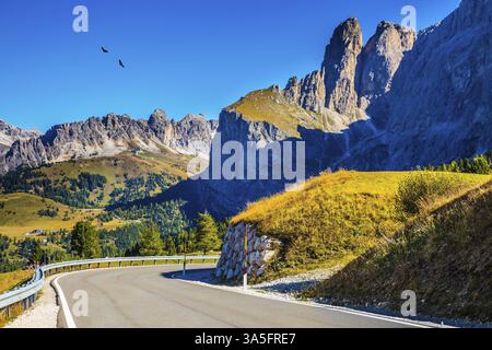 Route pittoresque parmi les rochers sur le col de Sella. Jour d'automne ensoleillé et venteux. Voyage au Tyrol du Sud, Dolomites. Le concept de to extrême et écologique Banque D'Images