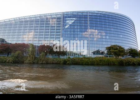 STRASBOURG, FRANCE - 19 SEPTEMBRE 2024 : un bâtiment architectural moderne à Strasbourg, France, mettant en valeur son design unique Banque D'Images