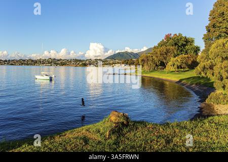 Magnifique coucher de soleil. Taupo est le plus grand lac de Nouvelle-Zélande, l'île du Nord. Les destinations de vacances les plus populaires pour les touristes. Soirée tranquille sur le l Banque D'Images