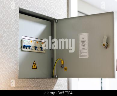 Tableau électrique ouvert dans l'appartement Banque D'Images