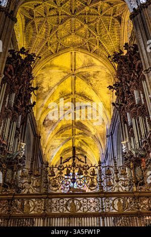 Vue symétrique et inclinée de la nef principale de la cathédrale de Séville. Banque D'Images