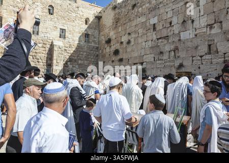 JÉRUSALEM, ISRAËL - 12 OCTOBRE 2014 : matin automne Soukkot. La zone en face du mur occidental du Temple rempli de gens. Foule d'adorateurs juifs Banque D'Images