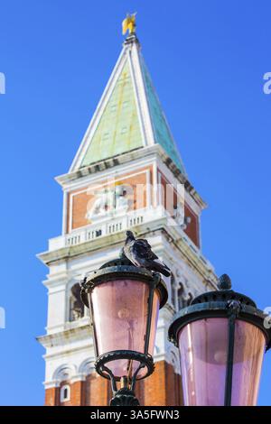 Campanila et lanterne de rue sur la place San Marco. Monument de l'architecture gothique italienne. Voyage magique à Venise. Le concept de tourisme photo Banque D'Images