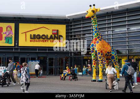 DAS Legoland Discovery Centre in Oberhausen, davor eine Giraffe aus Legosteinen, Feature, Symbolfoto, Randmotiv, Aussenansicht, Feature, Symbolfoto, Randmotiv, *** The Legoland Discovery Center à Oberhausen, devant une girafe faite de briques Lego, Feature, symbole photo, motif de bordure, vue extérieure, caractéristique, photo de symbole, motif de bordure, Banque D'Images