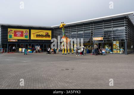 DAS Legoland Discovery Centre in Oberhausen, davor eine Giraffe aus Legosteinen, Feature, Symbolfoto, Randmotiv, Aussenansicht, Feature, Symbolfoto, Randmotiv, *** The Legoland Discovery Center à Oberhausen, devant une girafe faite de briques Lego, Feature, symbole photo, motif de bordure, vue extérieure, caractéristique, photo de symbole, motif de bordure, Banque D'Images