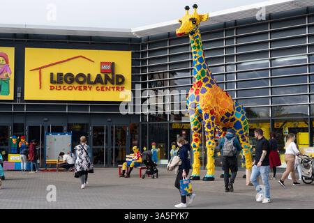 DAS Legoland Discovery Centre in Oberhausen, davor eine Giraffe aus Legosteinen, Feature, Symbolfoto, Randmotiv, Aussenansicht, Feature, Symbolfoto, Randmotiv, *** The Legoland Discovery Center à Oberhausen, devant une girafe faite de briques Lego, Feature, symbole photo, motif de bordure, vue extérieure, caractéristique, photo de symbole, motif de bordure, Banque D'Images