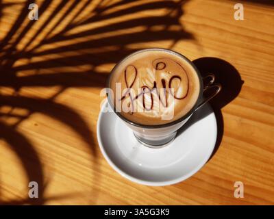 tasse à café sur la table avec le mot amour écrit dessus Banque D'Images