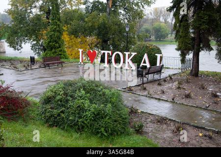 TOKAJ, HONGRIE - 27 OCTOBRE 2023 : J'aime Tokaj signe dans la ville hongroise par temps pluvieux Banque D'Images