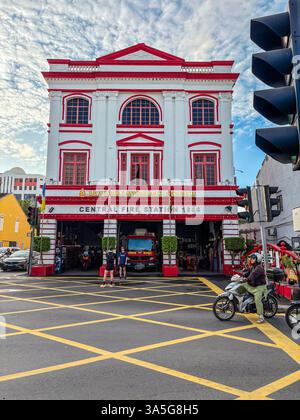 Centrale de pompiers, construite en 1908, à George Town, Penang, Malaisie. Extérieur rouge et blanc. Banque D'Images