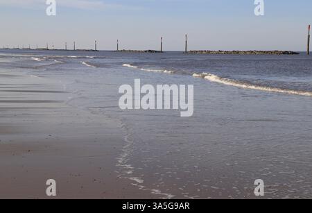 Une vue du rivage et d'une mer de palourdes avec des récifs artificiels côtiers sur la côte nord-est du Norfolk à Waxham, Norfolk, Angleterre, Royaume-Uni. Banque D'Images