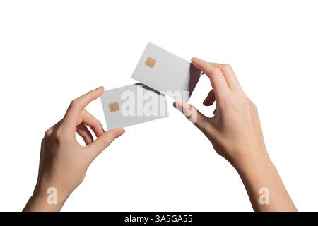 Carte en main, présentant une carte de crédit ou de débit en plastique vierge. Jeune femme tenant deux cartes avec jeton doré. Finance moderne, paiement et co-entreprise Banque D'Images