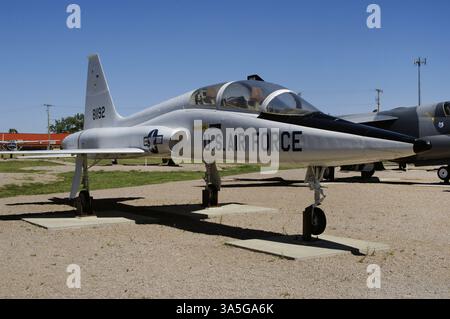 Northrop T-38 talon. Avion d'entraînement à réaction supersonique à deux places, twinjet, produit par le constructeur aéronautique américain Northrop Corporation. Il a été introduit dans le service de l'USAF le 17 mars 1961. Musée de l'Air et de l'espace du Dakota du Sud. Box Elder, Dakota du Sud, États-Unis. Banque D'Images