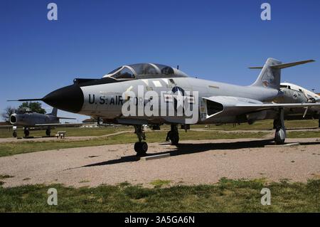 McDonnell F-101B Voodoo. Intercepteur biplace tous temps utilisé par le U.S. Air Defense Command, entré en service en 1959. Produit par l'American McDonnell Aircraft Corporation. Dans ses versions de reconnaissance, le Voodoo fut le premier avion de reconnaissance photo supersonique au monde. Musée de l'Air et de l'espace du Dakota du Sud. Box Elder, Dakota du Sud, États-Unis. Banque D'Images