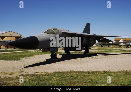General Dynamics FB-111A Aardvark. Version bombardier stratégique du F-111, développé en 1966 comme avion pour le Strategic Air Command pour remplacer le Convair B-58 Hustler supersonique et les premiers B-52 Il était capable de transporter des armes nucléaires à grande vitesse (vitesse maximale de Mach 2), et avec une longue portée, augmentant sa capacité de combustible. Le modèle F-111 a été développé par la société américaine General Dynamics dans les années 1960, entrant en service en 1967 dans l'United States Air Force (USAF). Il a été officiellement retiré en juillet 1996. Musée de l'Air et de l'espace du Dakota du Sud. Box Elder, Dakota du Sud, États-Unis. Banque D'Images