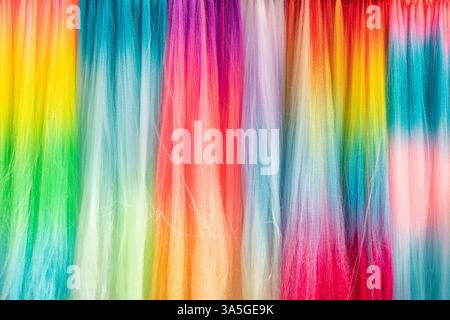 Résumé de fond multicolore psychédélique. Couleurs arc-en-ciel. arrière-plan des motifs. Photo macro prise de cheveux synthétiques de couleur pastel. Banque D'Images