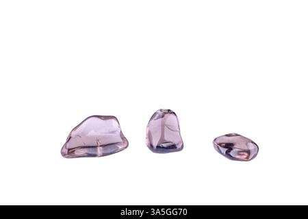 Cristaux de quartz fumé polis isolés sur fond blanc Banque D'Images