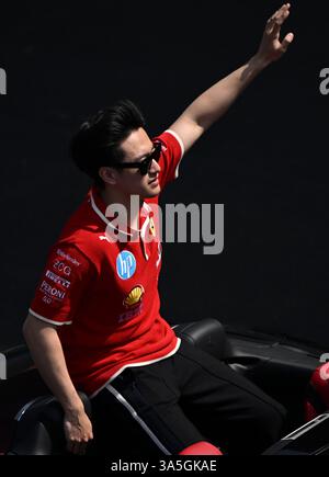 Shanghai. 23 mars 2025. Le pilote de réserve de Ferrari Zhou Guanyu, de Chine, réagit lors du défilé des pilotes du Grand Prix de Chine de formule 1 sur le circuit international de Shanghai dans l'est de la Chine, le 23 mars 2025. Crédit : Xia Yifang/Xinhua/Alamy Live News Banque D'Images