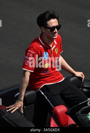 Shanghai. 23 mars 2025. Le pilote de réserve de Ferrari Zhou Guanyu, de Chine, réagit lors du défilé des pilotes du Grand Prix de Chine de formule 1 sur le circuit international de Shanghai dans l'est de la Chine, le 23 mars 2025. Crédit : Xia Yifang/Xinhua/Alamy Live News Banque D'Images