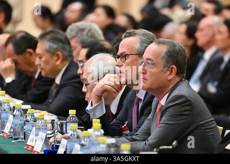 (250323) -- BEIJING, le 23 mars 2025 (Xinhua) -- les participants assistent au Forum chinois sur le développement 2025 à Beijing, capitale de la Chine, le 23 mars 2025. Le Forum de développement de la Chine 2025 est prévu du 23 au 24 mars. Le thème du forum de cette année est « libérer l'élan du développement pour une croissance stable de l'économie mondiale ». (Xinhua/Li Xin) Banque D'Images