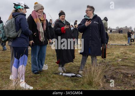 Glasgow, Royaume-Uni, 23 mars 2025. Les gens regardent les conséquences de la démolition contrôlée de trois immeubles de 26 étages sur le domaine de Wyndford, détruits pour faire place à de nouveaux logements abordables et un centre communautaire, à Maryhill, à Glasgow, en Écosse, le 23 mars 2025. Photo : Jeremy Sutton-Hibbert/Alamy Live News. Banque D'Images
