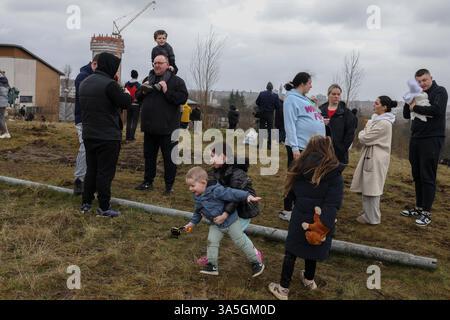 Glasgow, Royaume-Uni, 23 mars 2025. Les gens regardent les conséquences de la démolition contrôlée de trois immeubles de 26 étages sur le domaine de Wyndford, détruits pour faire place à de nouveaux logements abordables et un centre communautaire, à Maryhill, à Glasgow, en Écosse, le 23 mars 2025. Photo : Jeremy Sutton-Hibbert/Alamy Live News. Banque D'Images