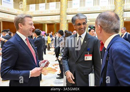 (250323) -- PÉKIN, 23 mars 2025 (Xinhua) -- les participants discutent lors d'une pause thé du Forum 2025 sur le développement de la Chine à Pékin, capitale de la Chine, le 23 mars 2025. Le Forum de développement de la Chine 2025 est prévu du 23 au 24 mars. Le thème du forum de cette année est « libérer l'élan du développement pour une croissance stable de l'économie mondiale ». (Xinhua/Li Xin) Banque D'Images