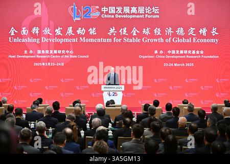(250323) -- BEIJING, 23 mars 2025 (Xinhua) -- Co-président du Forum chinois pour le développement (CDF) 2025 et Roland Busch, président et PDG de Siemens AG, s'expriment lors de la cérémonie d'ouverture du CDF 2025 à Beijing, capitale de la Chine, le 23 mars 2025. Le Forum de développement de la Chine 2025 est prévu du 23 au 24 mars. Le thème du forum de cette année est « libérer l'élan du développement pour une croissance stable de l'économie mondiale ». (Xinhua/Li Xin) Banque D'Images