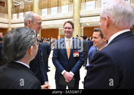 (250323) -- PÉKIN, 23 mars 2025 (Xinhua) -- les participants ont pris la parole avant la cérémonie d'ouverture du Forum chinois pour le développement 2025 à Pékin, capitale de la Chine, le 23 mars 2025. Le Forum de développement de la Chine 2025 est prévu du 23 au 24 mars. Le thème du forum de cette année est « libérer l'élan du développement pour une croissance stable de l'économie mondiale ». (Xinhua/Li Xin) Banque D'Images