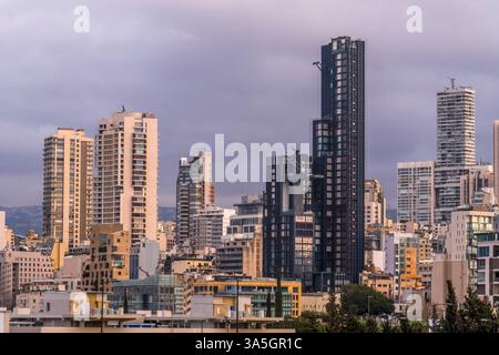 Panorama de Beyrouth mettant en valeur son horizon dynamique, ses gratte-ciel modernes et ses paysages vallonnés au Liban, au moyen-Orient. Banque D'Images