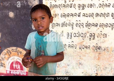 Enfant à l'école primaire locale dans une zone rurale en Orissa Inde Banque D'Images