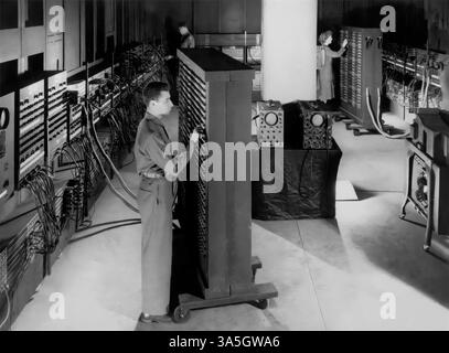 L'ENIAC (Electronic Numerical Integrator and Computer), le premier ordinateur électronique à usage général – une machine de 30 tonnes hébergée à l'Université de Pennsylvanie. Développé en secret à partir de 1943, ENIAC a été conçu pour calculer des tables de tir d'artillerie pour le laboratoire de recherche balistique de l'armée des États-Unis et annoncé au public le 14 février 1946. Les inventeurs de l'ENIAC ont promu la diffusion des nouvelles technologies à travers une série de conférences influentes sur la construction d'ordinateurs numériques électroniques à l'Université de Pennsylvanie en 1946. Banque D'Images