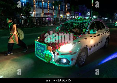 Voiture décorée d'un marié dans une rue à Gunupur, mariage traditionnel indien dans une ville, orissa, inde, fleurs sur une voiture blanche d'un marié Banque D'Images