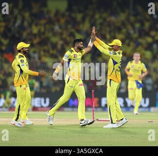 Cricket : IPL 2025 : Chennai Super Kings (CSK) vs Mumbai Indians au MAC Stadium. CSK Team célèbre le licenciement de Rickelton, Khaleel Ahmed à Rickelton, hors bowled ! ! Haché dessus ! Chepauk n'est pas un endroit pour les coups de cross-bat que vous pouvez jouer ailleurs. Il doit être vraiment là pour la prise. Rickelton a essayé d'en fabriquer un ici et a joué dessus ! Il avait l'air si bien avec tous ces coups de batte à quatre pattes, mais la première fois qu'il a joué un tir de batte croisée, il est parti. C'était une livraison de longueur juste à l'extérieur de la souche, n'était pas si courte et certainement assez large pour essayer ce tir de coupe. En fin de compte Banque D'Images