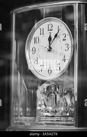 Horloge de table vintage sans alarme sur une table. Vue à travers la fenêtre horloge antique, style rétro. La vieille horloge. Personne, focalisation sélective Banque D'Images