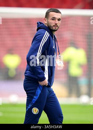 L'écossais John McGinn inspecte le terrain avant les play-offs de l'UEFA Nations League, match de deuxième manche à Hampden Park, Glasgow. Date de la photo : dimanche 23 mars 2025. Banque D'Images