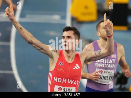 (250323) -- NANJING, 23 mars 2025 (Xinhua) -- Jakob Ingebrigtsen (avant), de Norvège, célèbre la finale masculine du 1500m aux Championnats du monde d'athlétisme en salle 2025 à Nanjing, dans la province du Jiangsu, dans l'est de la Chine, le 23 mars 2025. (Xinhua/Yang Lei) Banque D'Images