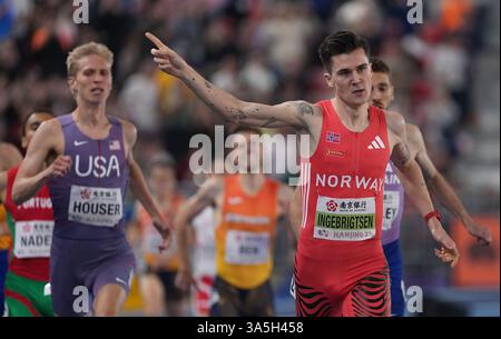 (250323) -- NANJING, 23 mars 2025 (Xinhua) -- Jakob Ingebrigtsen (avant), de Norvège, réagit lors de la finale masculine du 1500m aux Championnats du monde d'athlétisme en salle 2025 à Nanjing, dans la province du Jiangsu, dans l'est de la Chine, le 23 mars 2025. (Xinhua/Li Bo) Banque D'Images