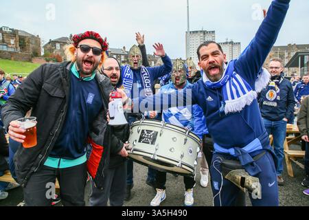 23 mars 2025. Glasgow, Royaume-Uni. Les supporters écossais et grecs arrivent à Hampden Park, Glasgow, en Écosse, pour participer au match de l'UEFA Nations League entre l'Écosse et la Grèce. Crédit : Findlay / Alamy Live News Banque D'Images